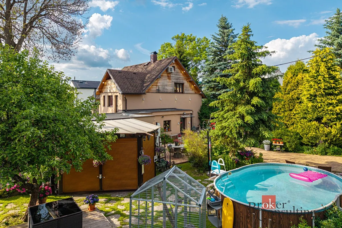 Prodej rodinného domu 184 m², pozemek 1236 m²